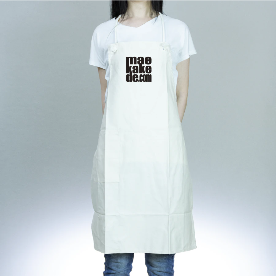 首紐をかけて腰紐を締めるだけの簡単着用タイプのエプロン。鮮やかなカラー展開からお選びください。