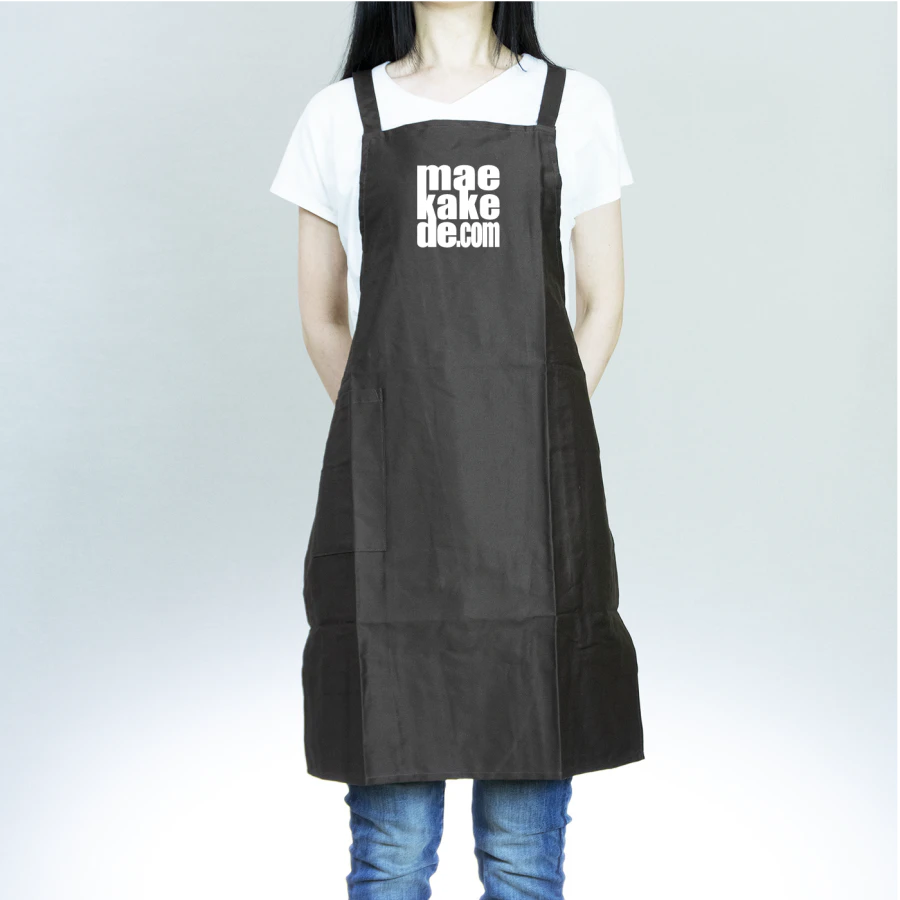首下から広範囲をカバーするタイプの定番エプロン。他にも明るく爽やかなカラーバリエーションがあります。