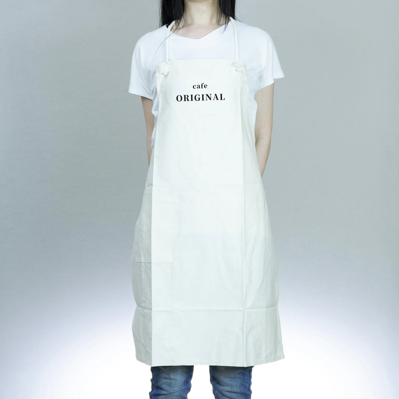 首紐をかけて腰紐を締めるだけの、簡単着用タイプのエプロン。鮮やかなカラー展開からお選びください。